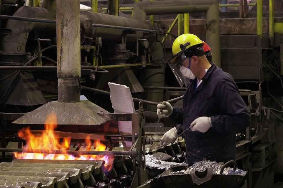Производственный цех аккумуляторного завода